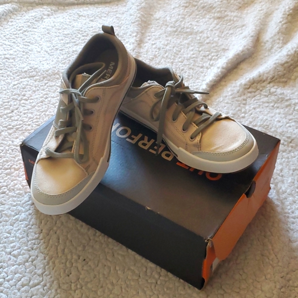 NWT Merrell tennis shoes. Size 5